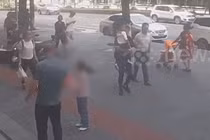 Video: Bé gái bị cửa kính tầng 11 rơi vào đầu