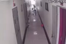 Hàng xóm tát "nổ đom đóm" 2 bé trai vì ồn ào giữa trưa