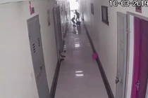 Hàng xóm tát "nổ đom đóm" 2 bé trai vì ồn ào giữa trưa