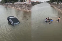 Ô tô mất lái rơi xuống sông, người dân hợp sức đập kính giải cứu tài xế