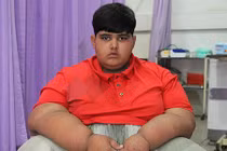 Cậu bé 10 tuổi nặng 197kg ăn 4 đĩa cơm trong "phút mốt"