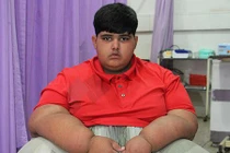 Cậu bé 10 tuổi nặng 197kg ăn 4 đĩa cơm trong "phút mốt"