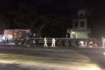 9X kẹp 3 tông xe tải đậu bên đường, 2 người tử vong