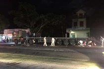 9X kẹp 3 tông xe tải đậu bên đường, 2 người tử vong