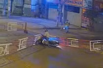 Video: Xe máy đâm vào thanh chắn tàu, hàng chục người hoảng hốt giải cứu