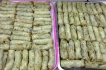 Tết "fastfood": Cỗ đông lạnh đóng hộp, hâm nóng mời các cụ