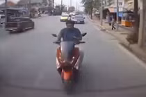 Video: Người đi xe máy mải điện thoại đập mặt vào ô tô