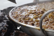 Video: Món thịt bò hầm liên tục suốt 45 năm hút khách ở Thái Lan