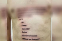 Chồng chuộc lỗi với vợ bằng cách xăm bản kiểm điểm lên ngực