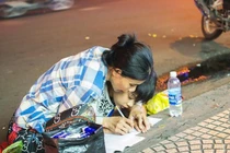 Gặp cậu bé trong bức ảnh học bài ở vỉa hè lan truyền trên mạng