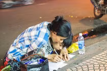 Gặp cậu bé trong bức ảnh học bài ở vỉa hè lan truyền trên mạng