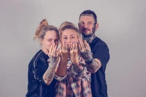 Vợ ngoại tình với "học sinh", chồng mời cả tình địch đến nhà cùng nhau sống