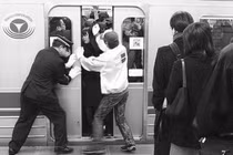 Nhồi khách lên tàu điện, nhận tiền tỷ mỗi năm