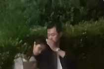 Con gái thất tình ngồi dầm mưa cả đêm, cha vội đạp xe đi tìm