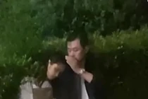 Con gái thất tình ngồi dầm mưa cả đêm, cha vội đạp xe đi tìm