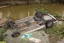 Hải Dương: Đứng xem câu cá, bị ô tô đâm chìm xuống mương