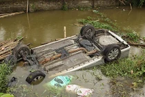 Hải Dương: Đứng xem câu cá, bị ô tô đâm chìm xuống mương