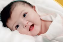 Thực hư việc cắt tóc máu để tóc trẻ sơ sinh nhanh dày, mượt