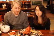 Video: Thực khách đầu hàng trước nồi lẩu gần 10 kg ngập hải sản tươi sống