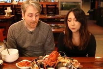 Video: Thực khách đầu hàng trước nồi lẩu gần 10 kg ngập hải sản tươi sống