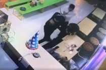 Video :Cảnh người phụ nữ bị hai thanh niên đánh đập