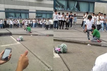 Tỏ tình thất bại, thanh niên quỳ gối ôm chân bạn gái rồi khóc lóc van xin