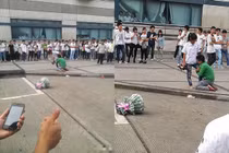 Tỏ tình thất bại, thanh niên quỳ gối ôm chân bạn gái rồi khóc lóc van xin