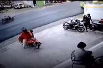 Video: Sơ ý để trẻ vặn tay ga, xe máy mất kiểm soát lao vào xe tải