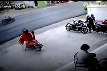 Video: Sơ ý để trẻ vặn tay ga, xe máy mất kiểm soát lao vào xe tải