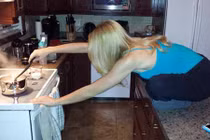 Bắt tận tay bạn trai đang "tia gái đẹp" bên bãi biển