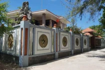 Cựu Chủ tịch có chục lô đất: “Tiền mồ hôi nước mắt“