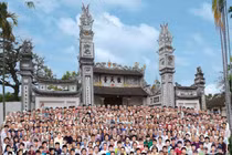 Phát hiện điều bất thường trong bức ảnh dòng họ siêu "khủng"