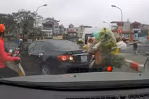 Video: Quay đầu ô tô trên cầu giữa giờ cao điểm, nữ tài xế còn mắng người xa xả