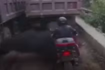 Video: Bon chen giữa 2 xe tải và cái kết "đen xì" cho anh tài xe máy