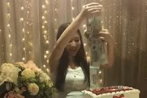 Gái xinh được người yêu tặng bánh sinh nhật "nhả" tiền