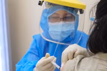 Thai phụ tiêm vắc-xin ngừa Covid-19 bị sốt, xử lý ra sao?