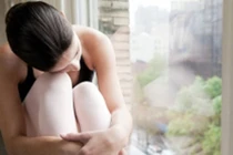 Biết vợ mình câm điếc chồng thoải mái dắt bồ về