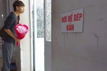 Ông bố trẻ ôm bó hoa ngóng ở cửa phòng sinh mổ gây xúc động