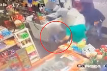 Video: Bé trai 6 tuổi xông vào cứu bố khỏi tên cướp có súng