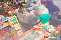 Video: Bé trai 6 tuổi xông vào cứu bố khỏi tên cướp có súng