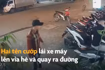 Video: Bé gái ngơ ngác khi bị giật điện thoại