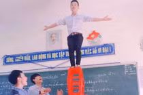 Ảnh nam sinh tạo dáng nguy hiểm trên hàng ghế cao gây tranh cãi