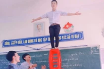 Ảnh nam sinh tạo dáng nguy hiểm trên hàng ghế cao gây tranh cãi