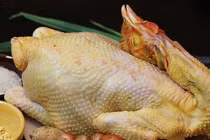 Gà mổ sẵn ở chợ mua về nhất định phải chú ý điểm này
