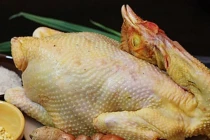 Gà mổ sẵn ở chợ mua về nhất định phải chú ý điểm này