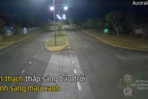 Video: Thiên thạch màu xanh bí ẩn lóe sáng trên bầu trời ở Australia