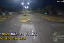 Video: Thiên thạch màu xanh bí ẩn lóe sáng trên bầu trời ở Australia