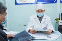 Nam sinh hoảng hốt vì "con giống" vón cục như hạt gạo