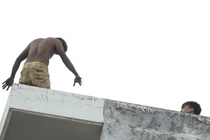 Video: Thanh niên ở TP.HCM có biểu hiện ngáo đá, leo nhà cố thủ nửa ngày