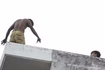 Video: Thanh niên ở TP.HCM có biểu hiện ngáo đá, leo nhà cố thủ nửa ngày